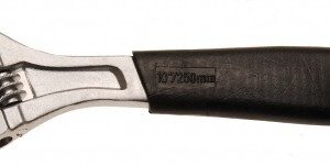 REF.:1442 Llave ajustable (inglesa) con mango de plástico suave máx. 30 mm