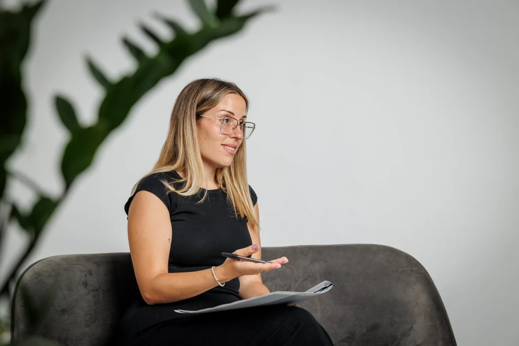 Psicóloga María Barriga en consulta presencial en Tenerife tomando notas durante una sesión de terapia.