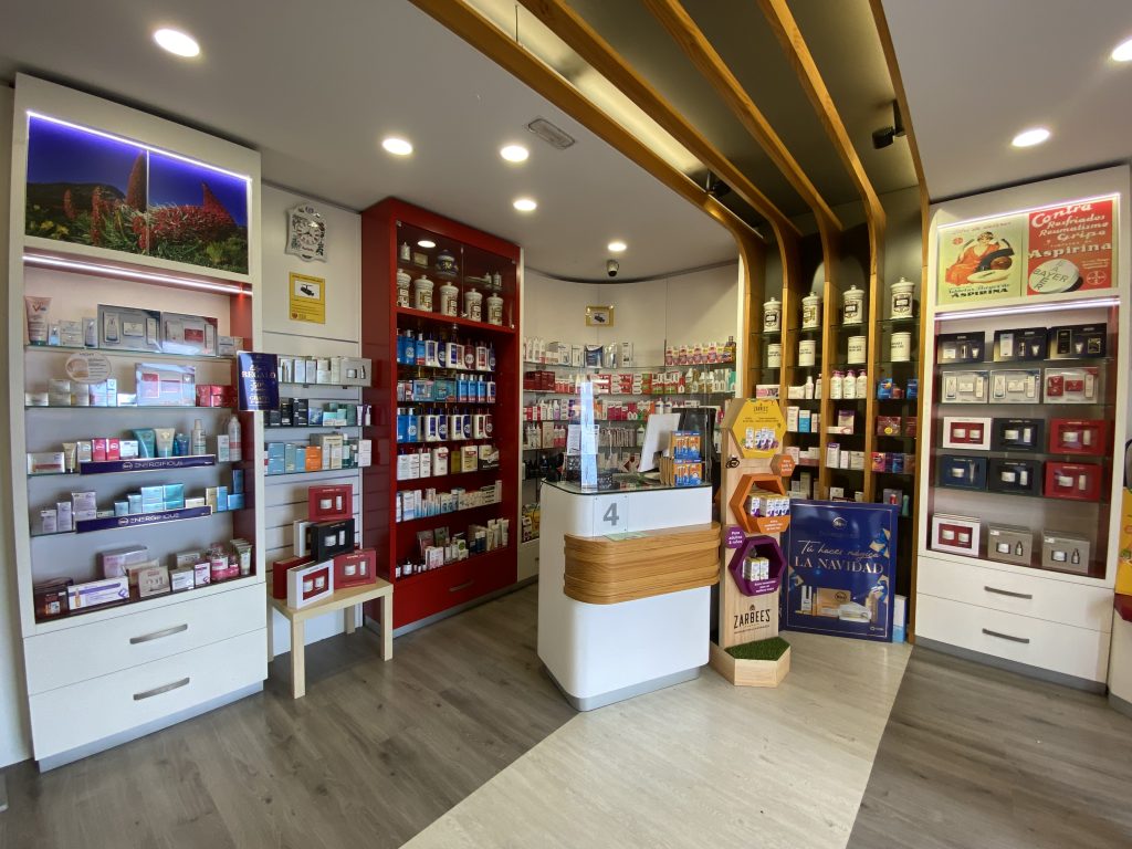 Entrada de la farmacia y sus productos